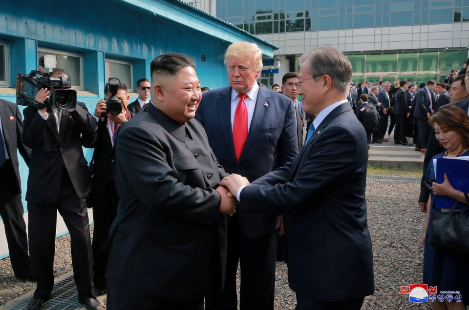 Cuộc gặp Trump - Kim: Cái bắt tay lịch sử tại “tượng đài” của sự chia cắt - 2 Cuộc gặp Trump - Kim: Cái bắt tay lịch sử tại “tượng đài” của sự chia cắt - 2
