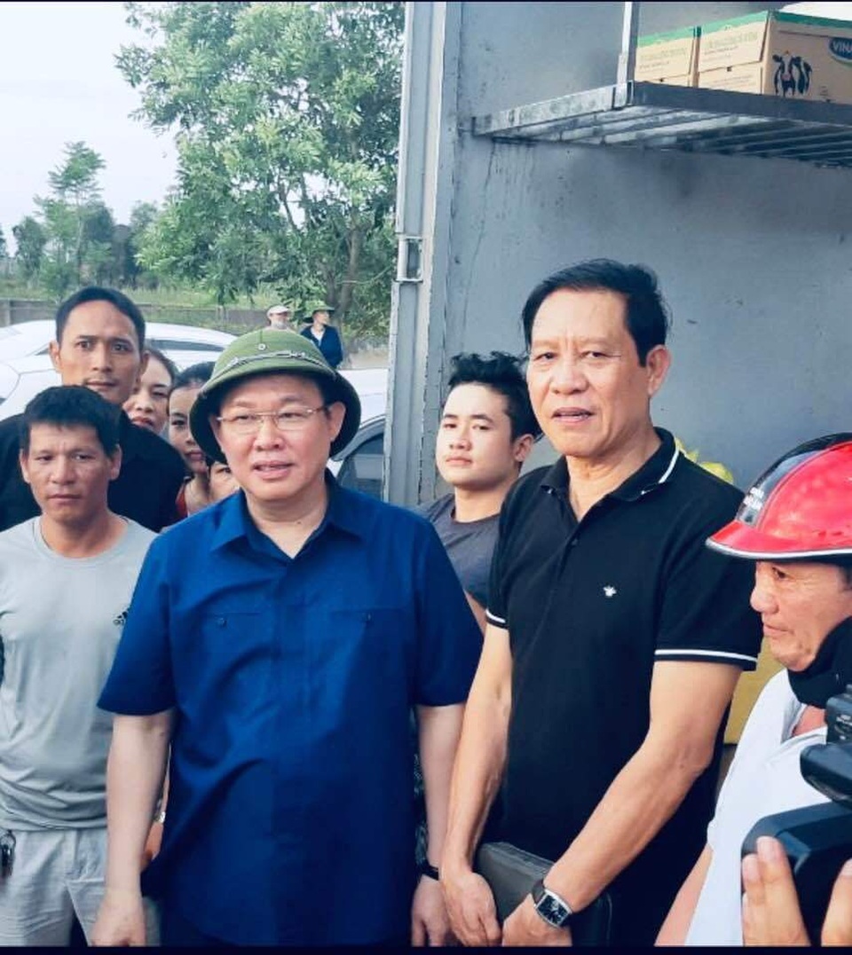 Chủ nhà hàng tặng cả nghìn suất cơm cho lực lượng chữa cháy rừng - 2 Chủ nhà hàng tặng cả nghìn suất cơm cho lực lượng chữa cháy rừng - 2