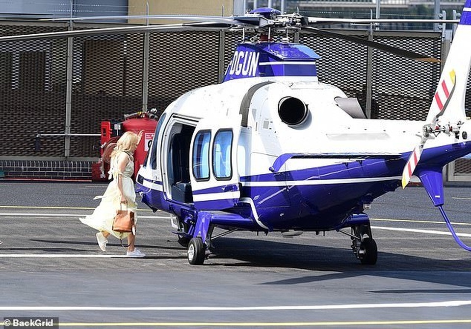 Kylie Minogue thay 5 bộ đồ ấn tượng trình diễn tại Anh - 12 Kylie Minogue thay 5 bộ đồ ấn tượng trình diễn tại Anh - 12