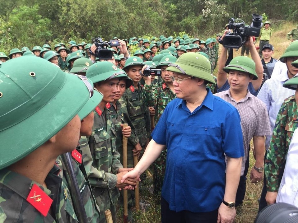 Vì sao không huy động trực thăng dập đám cháy rừng kinh hoàng tại Hà Tĩnh? - 5 Vì sao không huy động trực thăng dập đám cháy rừng kinh hoàng tại Hà Tĩnh? - 5