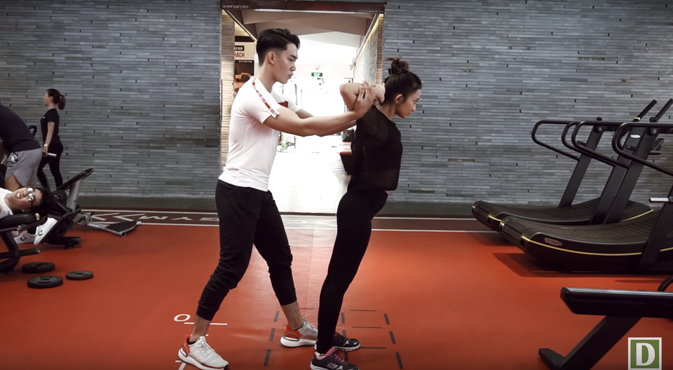 Giảm ngay đau mỏi vai gáy chỉ với 3 động tác đơn giản - 1 Giảm ngay đau mỏi vai gáy chỉ với 3 động tác đơn giản - 1
