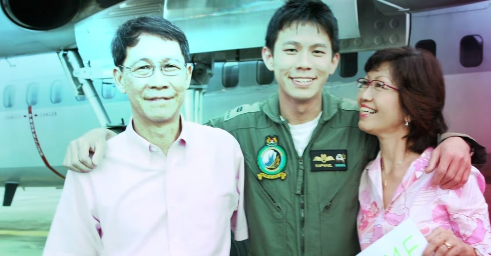 Chàng phi công điển trai khiến bố mẹ bất ngờ trên chuyến bay từ Việt Nam - 2 Chàng phi công điển trai khiến bố mẹ bất ngờ trên chuyến bay từ Việt Nam - 2
