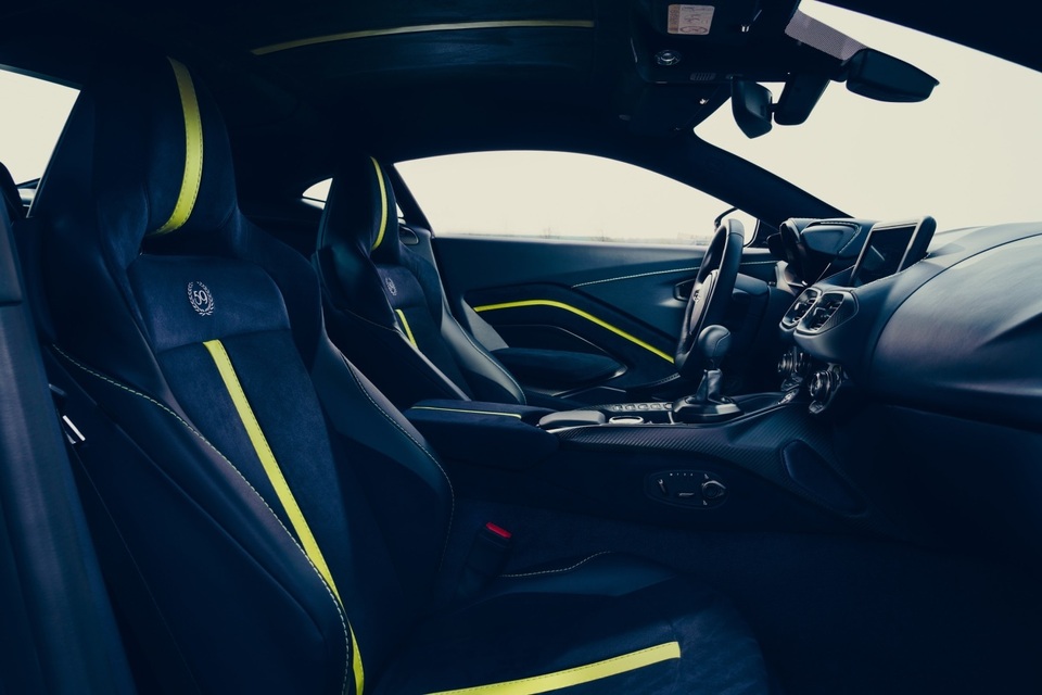 Aston Martin Việt Nam chính thức nhận đặt hàng siêu phẩm giới hạn Vantage AMR - 2 Aston Martin Việt Nam chính thức nhận đặt hàng siêu phẩm giới hạn Vantage AMR - 2