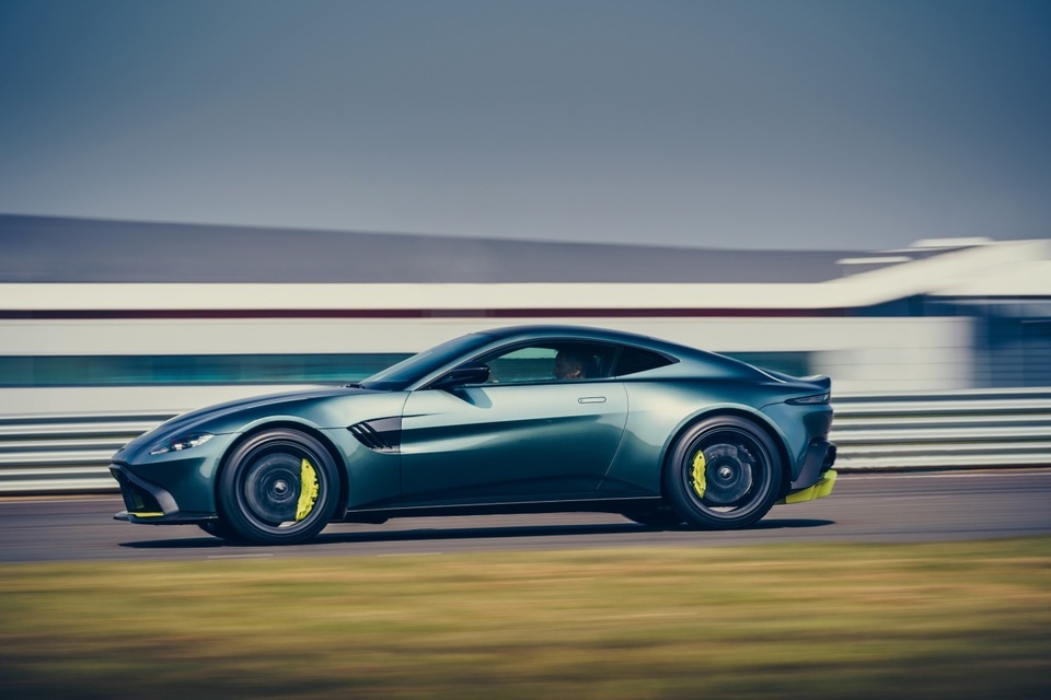 Aston Martin Việt Nam chính thức nhận đặt hàng siêu phẩm giới hạn Vantage AMR - 3 Aston Martin Việt Nam chính thức nhận đặt hàng siêu phẩm giới hạn Vantage AMR - 3