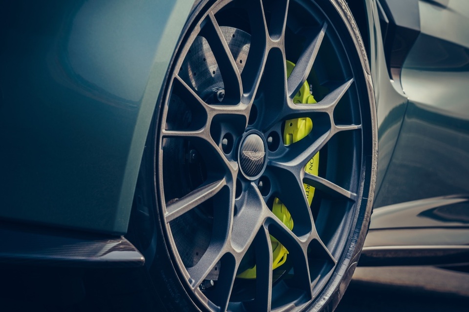 Aston Martin Việt Nam chính thức nhận đặt hàng siêu phẩm giới hạn Vantage AMR - 4 Aston Martin Việt Nam chính thức nhận đặt hàng siêu phẩm giới hạn Vantage AMR - 4