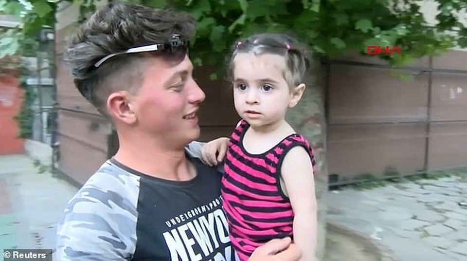 Đứng tim khoảnh khắc em bé rơi từ cửa sổ tầng 2 xuống thoát chết nhờ được đỡ - 4 Đứng tim khoảnh khắc em bé rơi từ cửa sổ tầng 2 xuống thoát chết nhờ được đỡ - 4