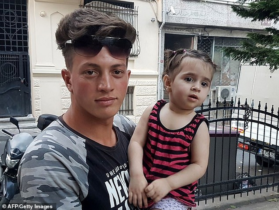 Đứng tim khoảnh khắc em bé rơi từ cửa sổ tầng 2 xuống thoát chết nhờ được đỡ - 3 Đứng tim khoảnh khắc em bé rơi từ cửa sổ tầng 2 xuống thoát chết nhờ được đỡ - 3