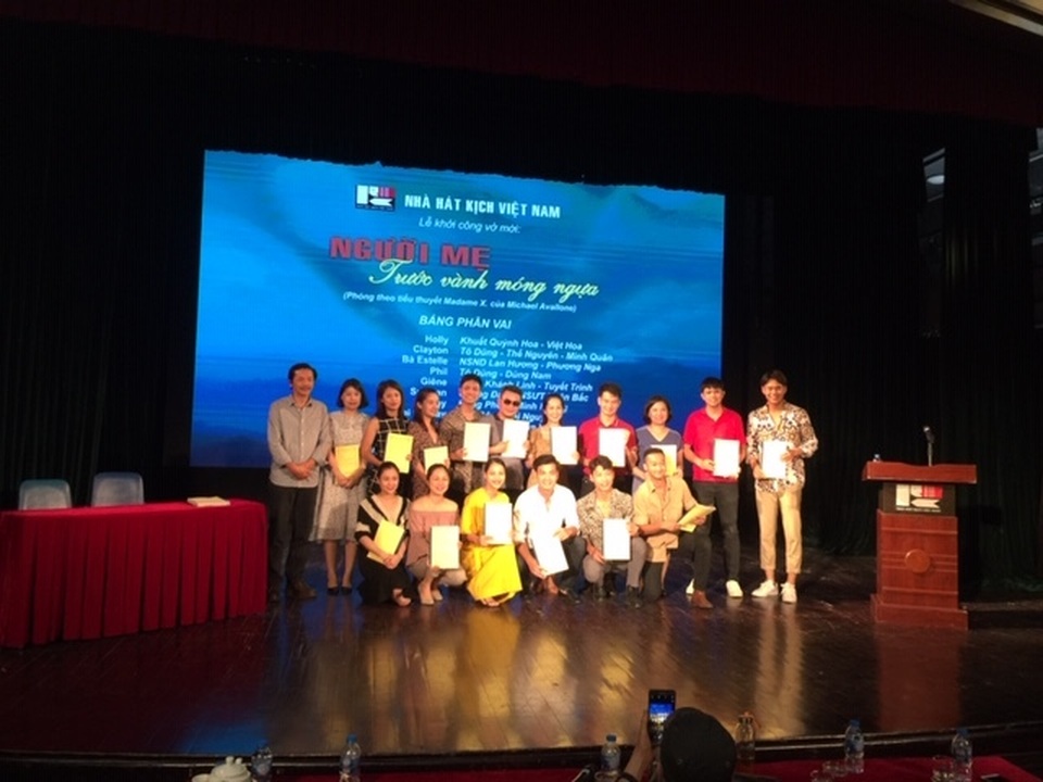 “Mẹ chồng” Lan Hương trở lại sân khấu trong vở “Người mẹ trước vành móng ngựa” - 2 “Mẹ chồng” Lan Hương trở lại sân khấu trong vở “Người mẹ trước vành móng ngựa” - 2