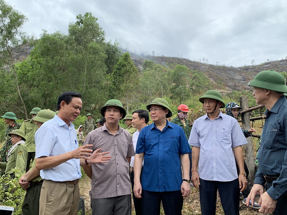 Vì sao không huy động trực thăng dập đám cháy rừng kinh hoàng tại Hà Tĩnh? - 3 Vì sao không huy động trực thăng dập đám cháy rừng kinh hoàng tại Hà Tĩnh? - 3
