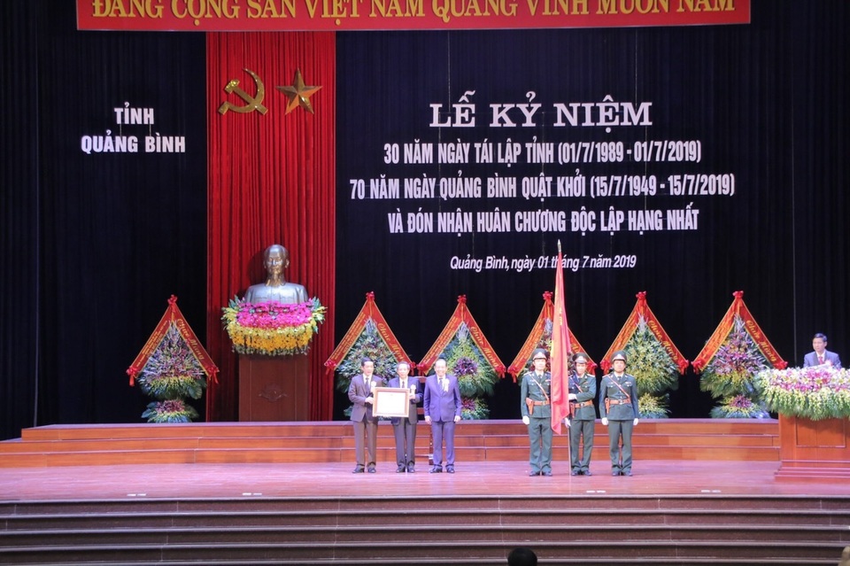 Quảng Bình đón nhận Huân chương Độc lập hạng Nhất dịp kỷ niệm 30 năm tái lập tỉnh - 4 Quảng Bình đón nhận Huân chương Độc lập hạng Nhất dịp kỷ niệm 30 năm tái lập tỉnh - 4