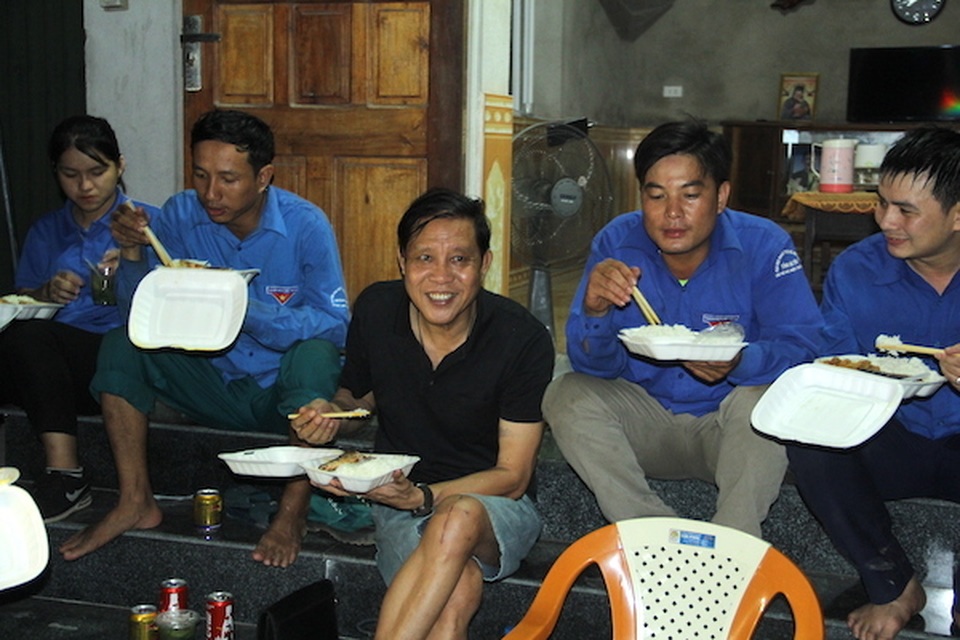 Chủ nhà hàng tặng cả nghìn suất cơm cho lực lượng chữa cháy rừng - 3 Chủ nhà hàng tặng cả nghìn suất cơm cho lực lượng chữa cháy rừng - 3