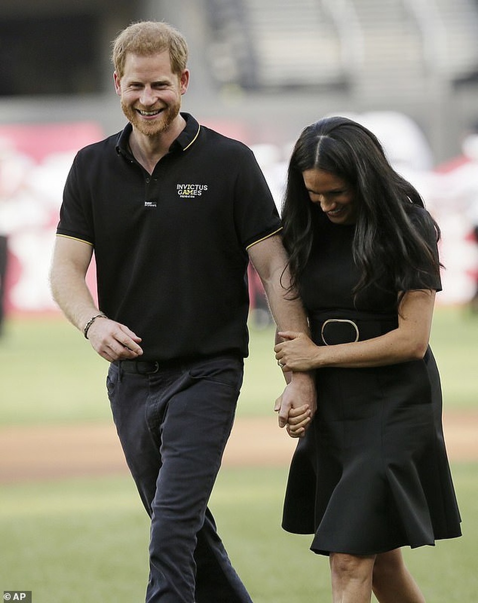 Công nương Meghan Markle thon thả tái xuất sau khi sinh con trai - 2 Công nương Meghan Markle thon thả tái xuất sau khi sinh con trai - 2