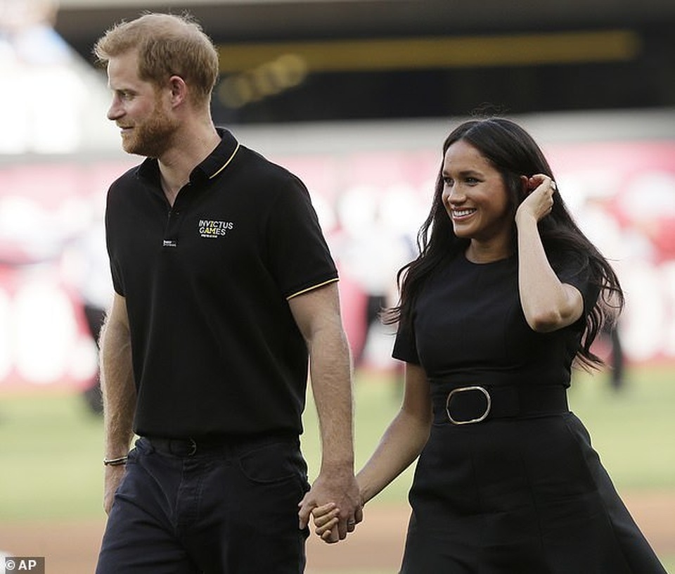 Công nương Meghan Markle thon thả tái xuất sau khi sinh con trai - 3 Công nương Meghan Markle thon thả tái xuất sau khi sinh con trai - 3