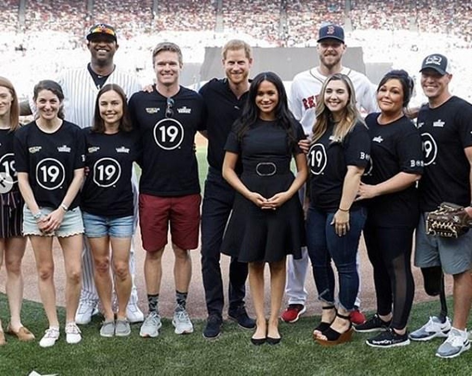 Công nương Meghan Markle thon thả tái xuất sau khi sinh con trai - 7 Công nương Meghan Markle thon thả tái xuất sau khi sinh con trai - 7