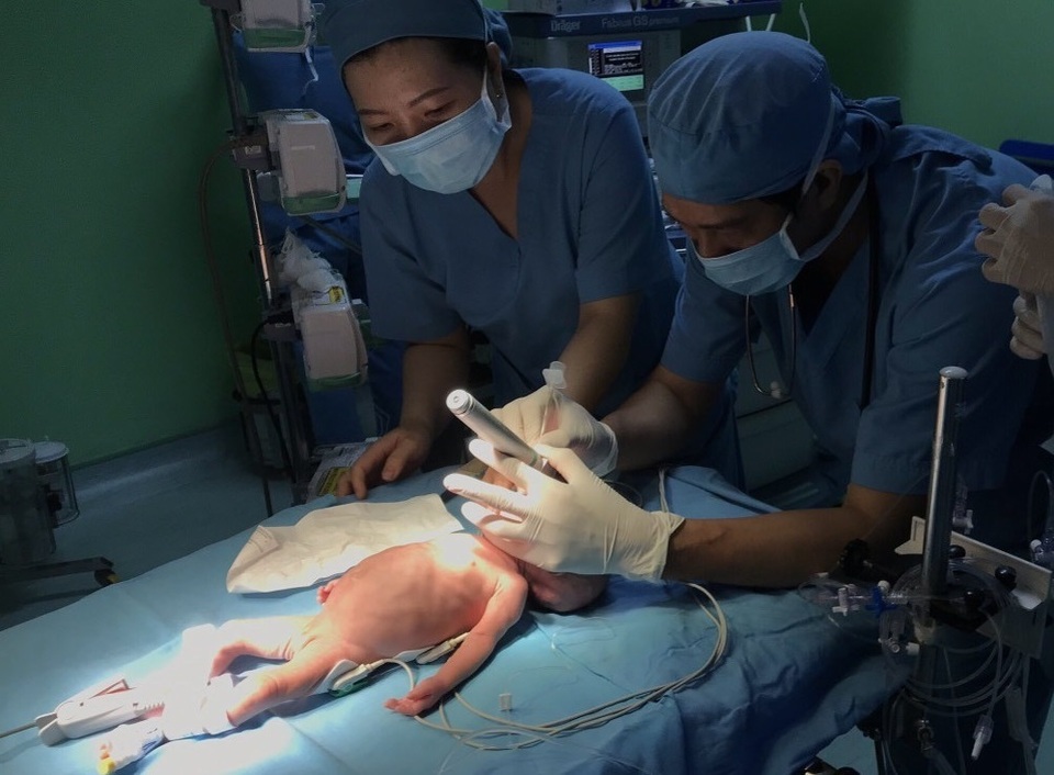 Trái tim lớn hơn ngón tay cái hồi sinh sau 2 lần phẫu thuật - 1