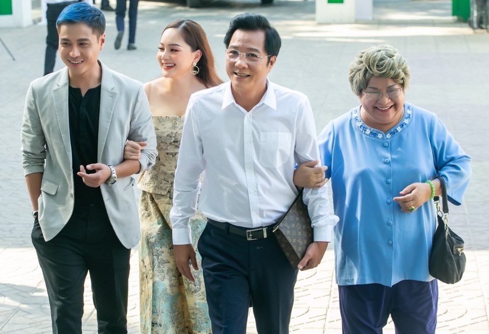 Bất chấp “tiểu tam” phá quấy, vợ chồng “Nàng dâu order” tình tứ từ màn ảnh đến đời thực - 1 Bất chấp “tiểu tam” phá quấy, vợ chồng “Nàng dâu order” tình tứ từ màn ảnh đến đời thực - 1