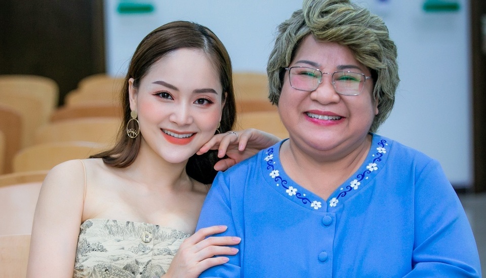 Bất chấp “tiểu tam” phá quấy, vợ chồng “Nàng dâu order” tình tứ từ màn ảnh đến đời thực - 6 Bất chấp “tiểu tam” phá quấy, vợ chồng “Nàng dâu order” tình tứ từ màn ảnh đến đời thực - 6