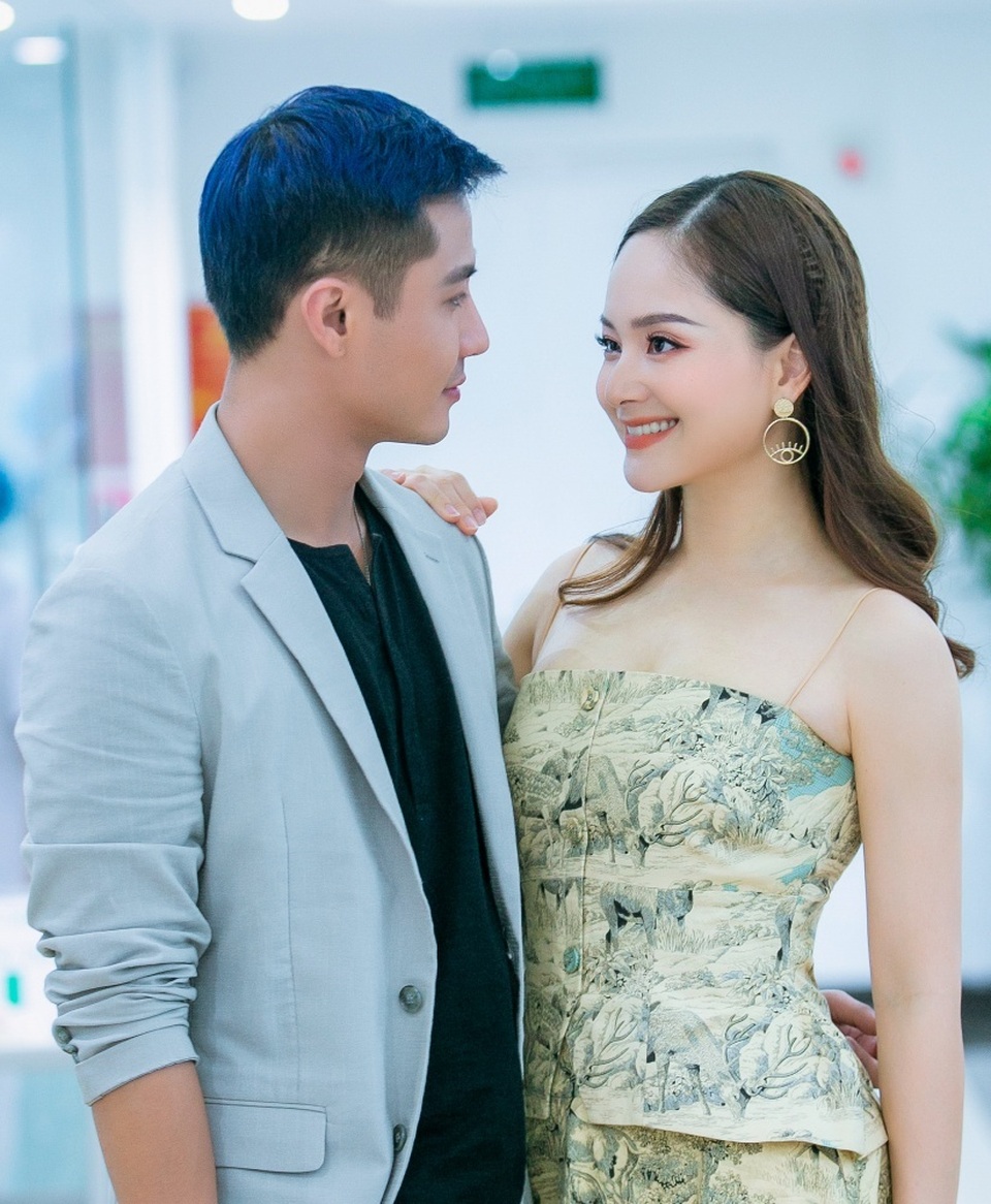 Bất chấp “tiểu tam” phá quấy, vợ chồng “Nàng dâu order” tình tứ từ màn ảnh đến đời thực - 4 Bất chấp “tiểu tam” phá quấy, vợ chồng “Nàng dâu order” tình tứ từ màn ảnh đến đời thực - 4
