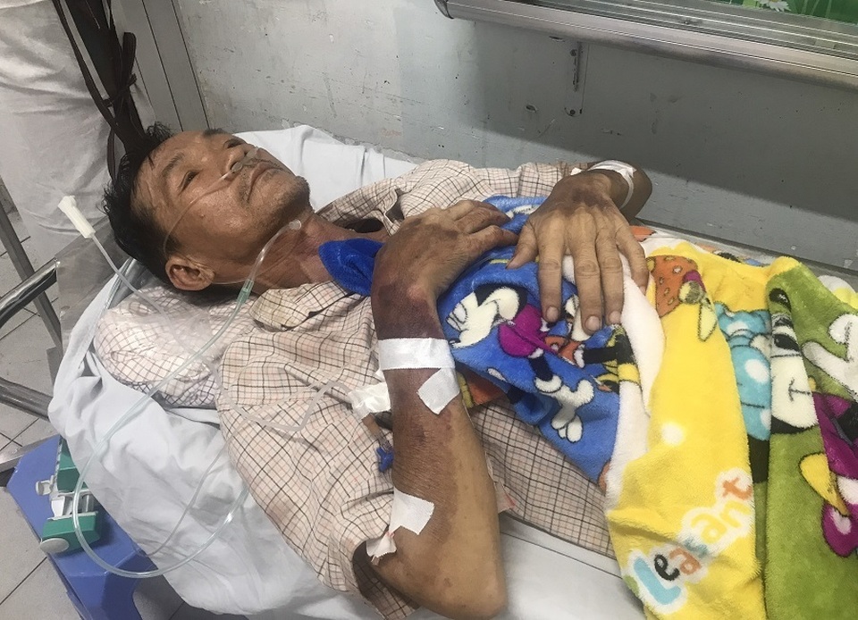 Người đàn ông độc thân nằm chờ chết trên vũng máu - 4 Người đàn ông độc thân nằm chờ chết trên vũng máu - 4