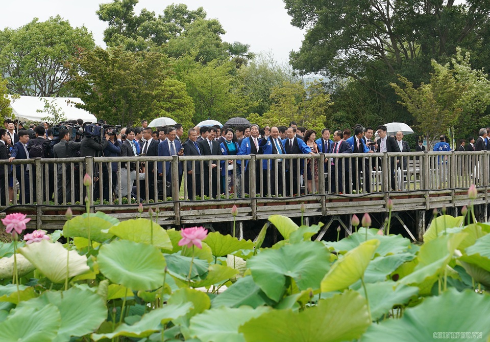 Thủ tướng mượn ca dao về hoa sen để nói tình thân sâu sắc Việt - Nhật - 2 Thủ tướng mượn ca dao về hoa sen để nói tình thân sâu sắc Việt - Nhật - 2