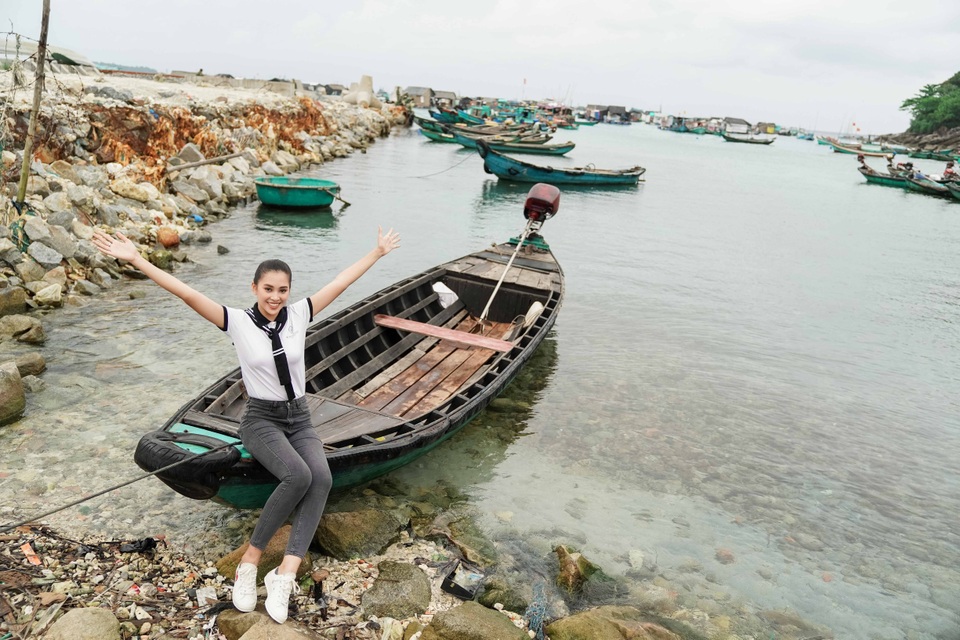 Tiểu Vy ngất ngây vì say sóng nhưng vẫn hào hứng tặng sách khi đặt chấn đến Thổ Chu - 1 Tiểu Vy ngất ngây vì say sóng nhưng vẫn hào hứng tặng sách khi đặt chấn đến Thổ Chu - 1
