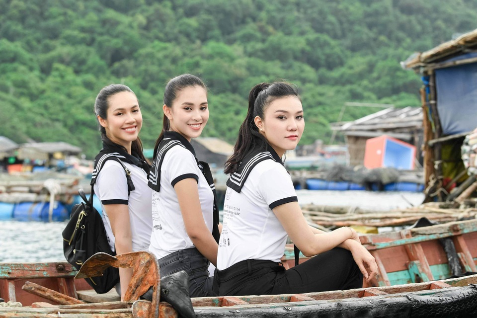 Tiểu Vy ngất ngây vì say sóng nhưng vẫn hào hứng tặng sách khi đặt chấn đến Thổ Chu - 10 Tiểu Vy ngất ngây vì say sóng nhưng vẫn hào hứng tặng sách khi đặt chấn đến Thổ Chu - 10