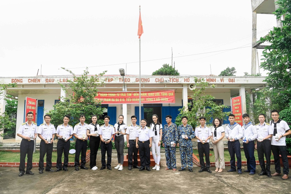 Tiểu Vy ngất ngây vì say sóng nhưng vẫn hào hứng tặng sách khi đặt chấn đến Thổ Chu - 8 Tiểu Vy ngất ngây vì say sóng nhưng vẫn hào hứng tặng sách khi đặt chấn đến Thổ Chu - 8