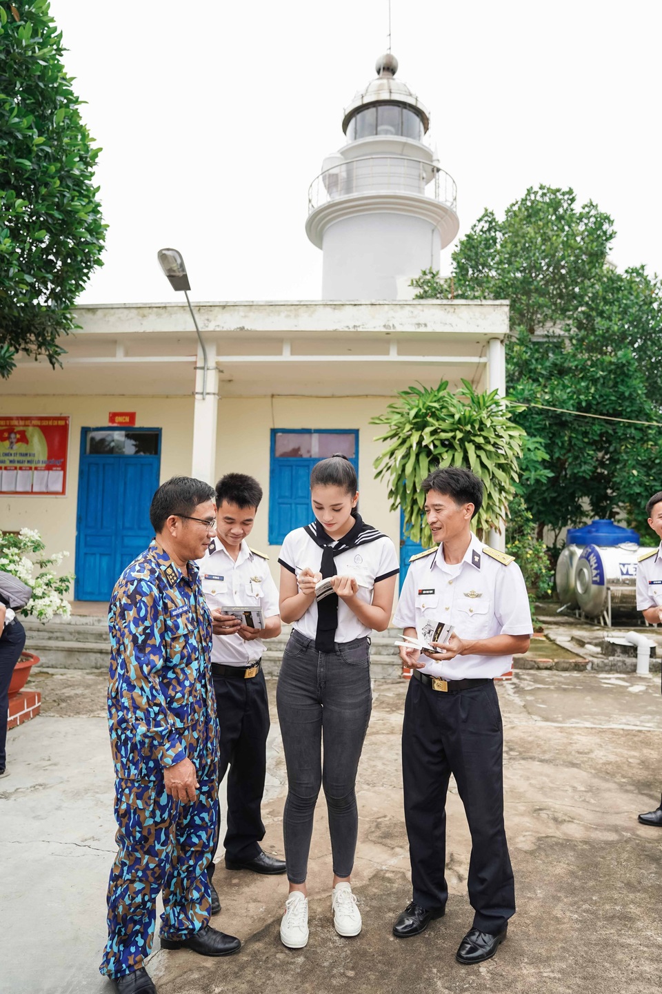 Tiểu Vy ngất ngây vì say sóng nhưng vẫn hào hứng tặng sách khi đặt chấn đến Thổ Chu - 7 Tiểu Vy ngất ngây vì say sóng nhưng vẫn hào hứng tặng sách khi đặt chấn đến Thổ Chu - 7