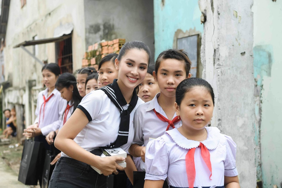 Tiểu Vy ngất ngây vì say sóng nhưng vẫn hào hứng tặng sách khi đặt chấn đến Thổ Chu - 4 Tiểu Vy ngất ngây vì say sóng nhưng vẫn hào hứng tặng sách khi đặt chấn đến Thổ Chu - 4