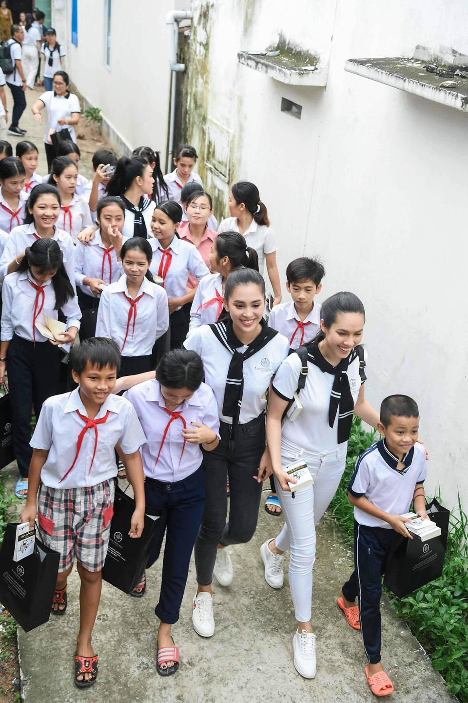 Tiểu Vy ngất ngây vì say sóng nhưng vẫn hào hứng tặng sách khi đặt chấn đến Thổ Chu - 5 Tiểu Vy ngất ngây vì say sóng nhưng vẫn hào hứng tặng sách khi đặt chấn đến Thổ Chu - 5