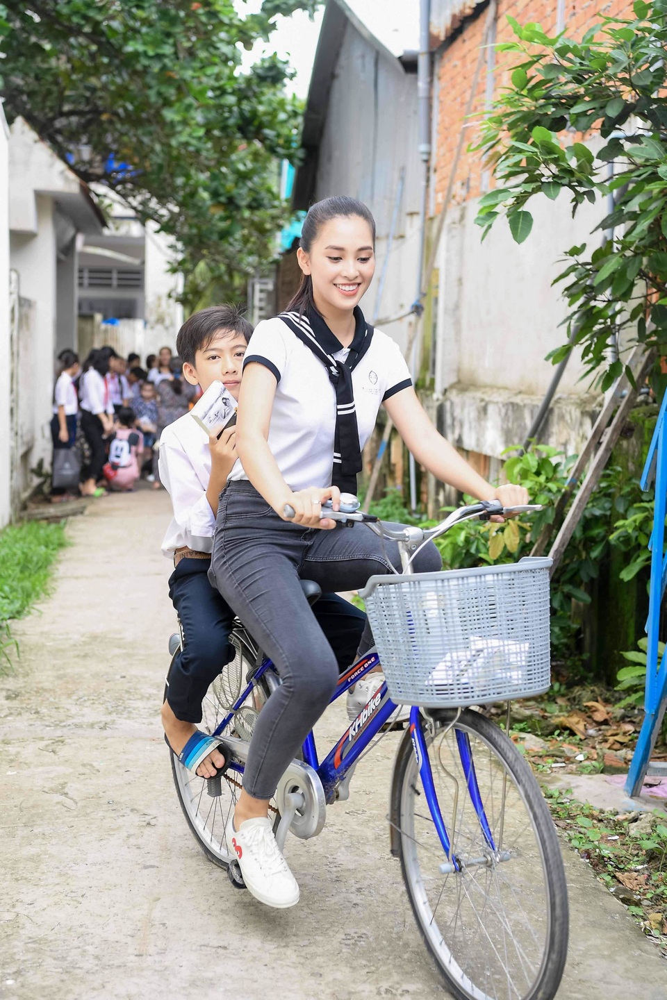 Tiểu Vy ngất ngây vì say sóng nhưng vẫn hào hứng tặng sách khi đặt chấn đến Thổ Chu - 9 Tiểu Vy ngất ngây vì say sóng nhưng vẫn hào hứng tặng sách khi đặt chấn đến Thổ Chu - 9