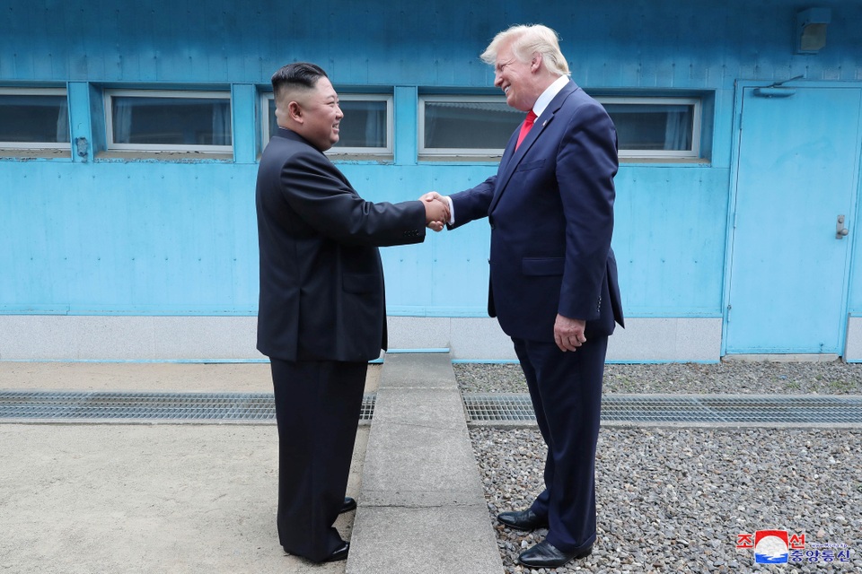 Cuộc gặp Trump - Kim: Cái bắt tay lịch sử tại “tượng đài” của sự chia cắt - 1 Cuộc gặp Trump - Kim: Cái bắt tay lịch sử tại “tượng đài” của sự chia cắt - 1