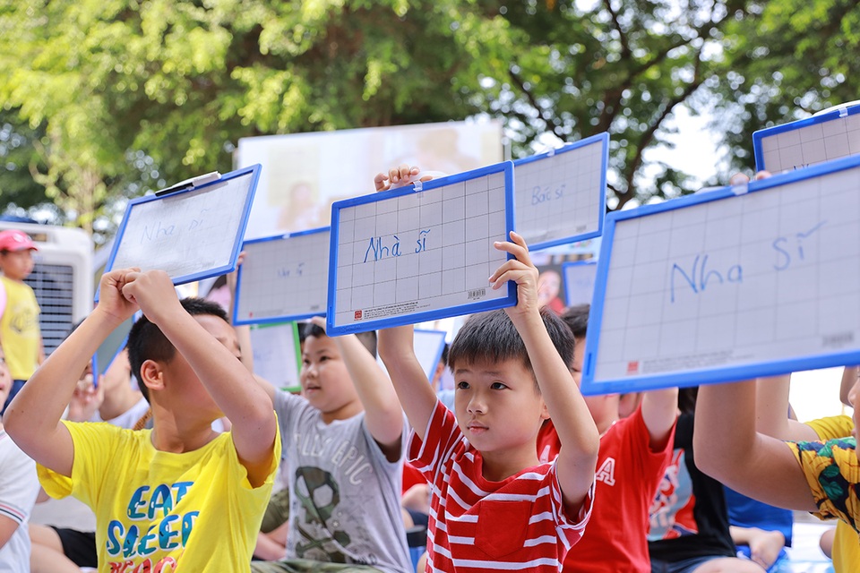 Kỷ niệm tuổi thơ con là những ngày hè rực nắng Hồ Gươm - 3 Kỷ niệm tuổi thơ con là những ngày hè rực nắng Hồ Gươm - 3
