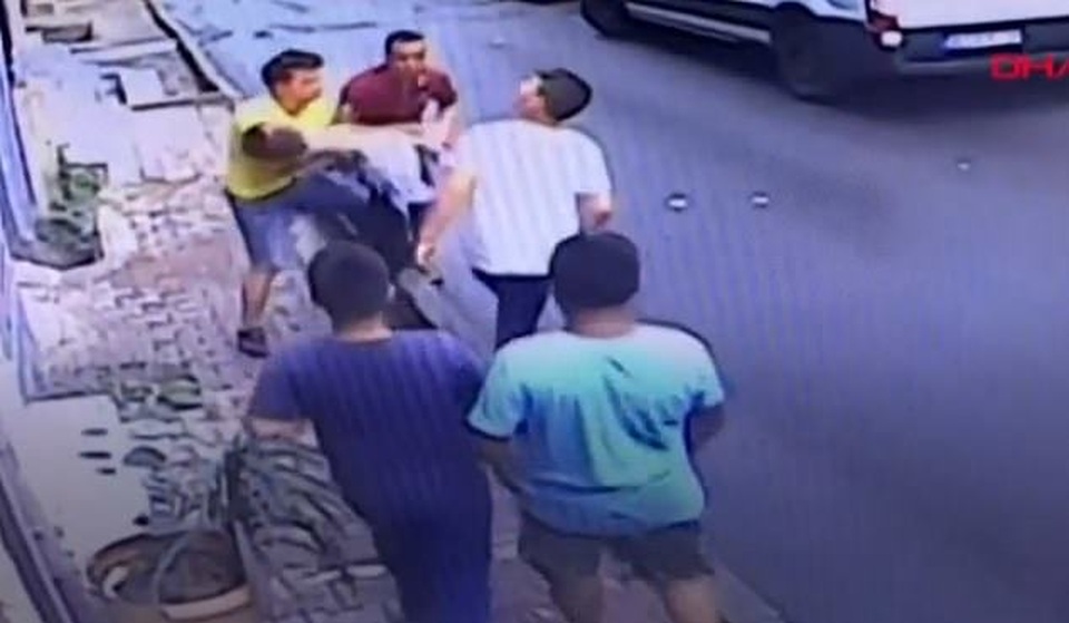 Đứng tim khoảnh khắc em bé rơi từ cửa sổ tầng 2 xuống thoát chết nhờ được đỡ - 2 Đứng tim khoảnh khắc em bé rơi từ cửa sổ tầng 2 xuống thoát chết nhờ được đỡ - 2