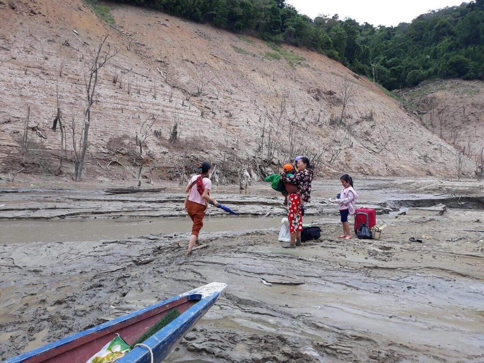 Hồ thủy điện lớn bậc nhất Bắc Miền Trung cạn trơ đáy, hoang tàn như vùng đất chết - 5 Hồ thủy điện lớn bậc nhất Bắc Miền Trung cạn trơ đáy, hoang tàn như vùng đất chết - 5