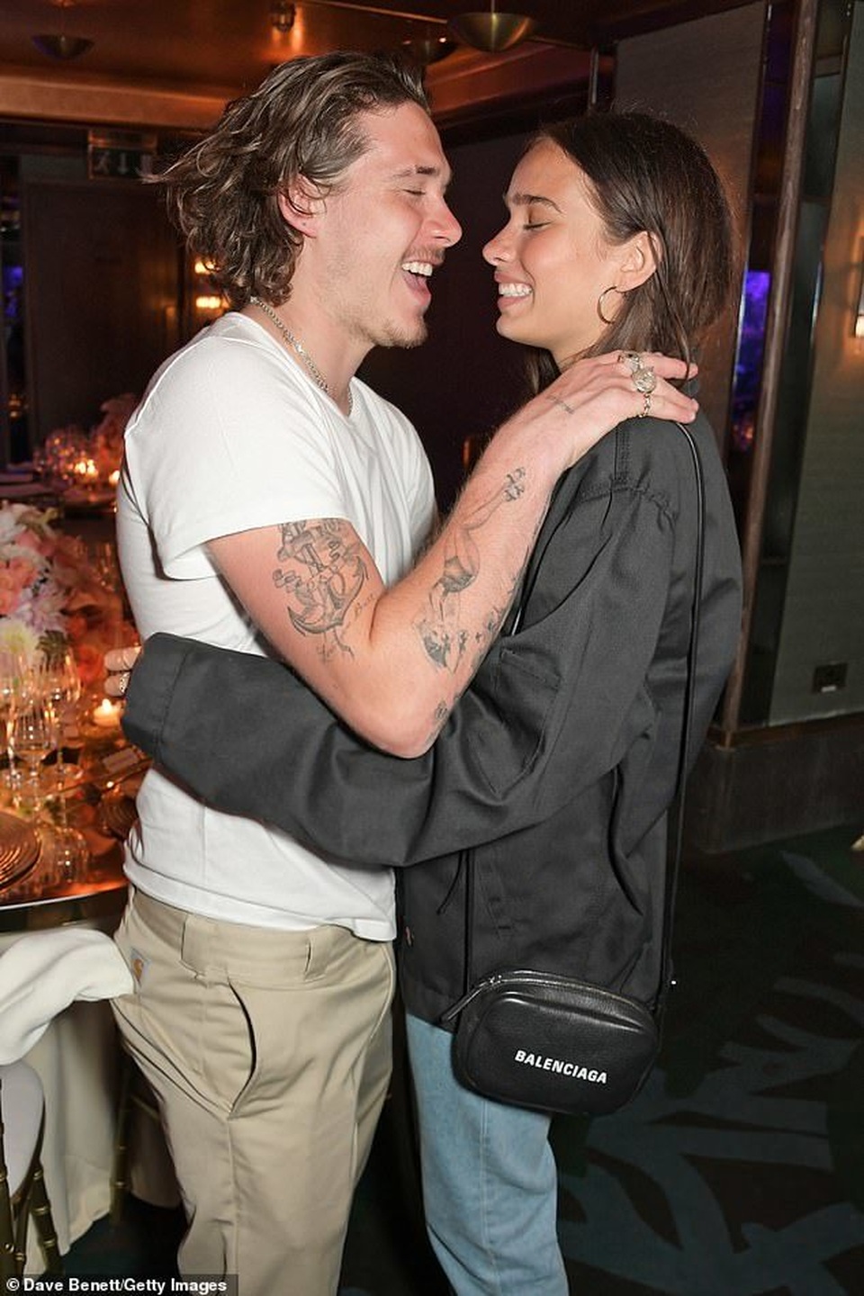 Brooklyn Beckham tươi tắn đưa bạn gái dự sự kiện - 1