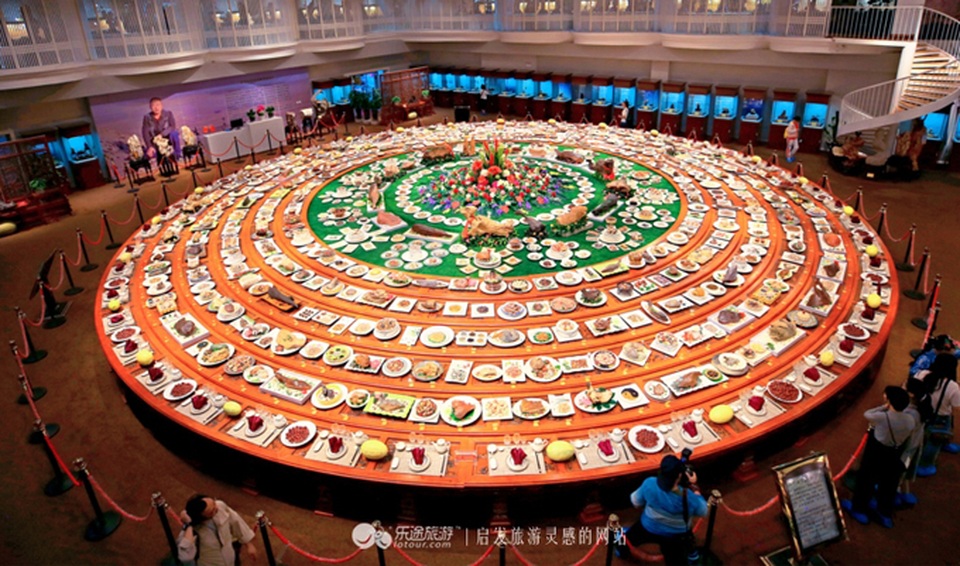 Chiêm ngưỡng bàn tiệc gồm 1088 món, trị giá 2310 tỷ đồng - 1