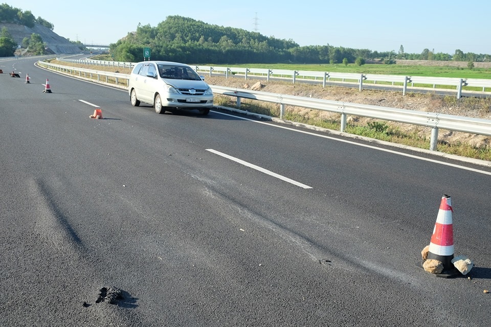 Cao tốc Đà Nẵng - Quảng Ngãi: Hết ổ gà lại đến thấm dột, lún - 1