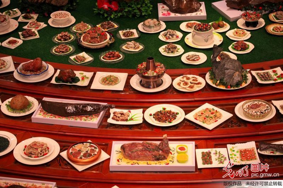 Chiêm ngưỡng bàn tiệc gồm 1088 món, trị giá 2310 tỷ đồng - 3