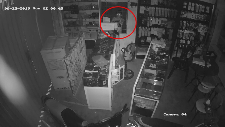 Tên trộm cuỗm sạch điện thoại trong cửa hàng Tên trộm cuỗm sạch điện thoại trong cửa hàng