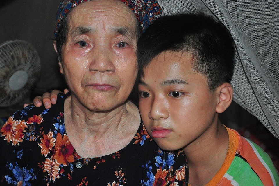 Tội nghiệp cậu bé lớp 8 mồ côi, khóc van xin bà đừng chết - 1 Tội nghiệp cậu bé lớp 8 mồ côi, khóc van xin bà đừng chết - 1