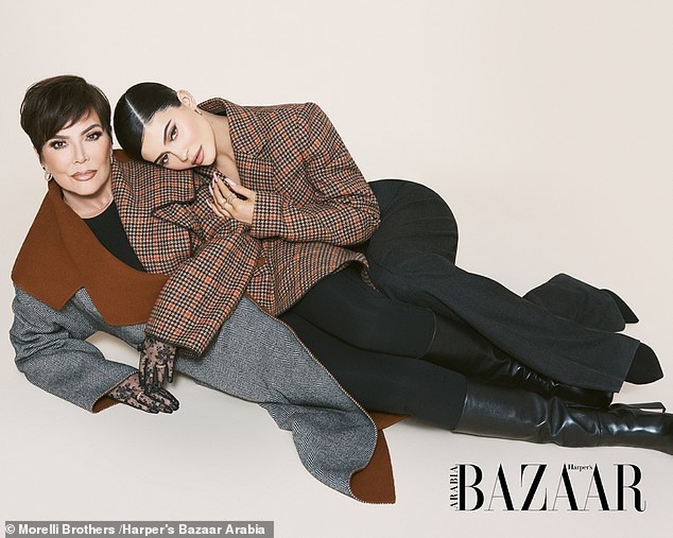 Kylie Jenner chụp hình thời trang cùng mẹ và con gái nhỏ - 8 Kylie Jenner chụp hình thời trang cùng mẹ và con gái nhỏ - 8