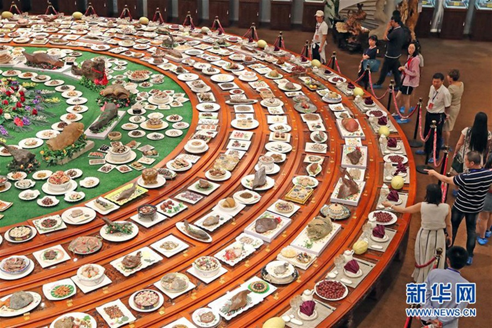 Chiêm ngưỡng bàn tiệc gồm 1088 món, trị giá 2310 tỷ đồng - 2