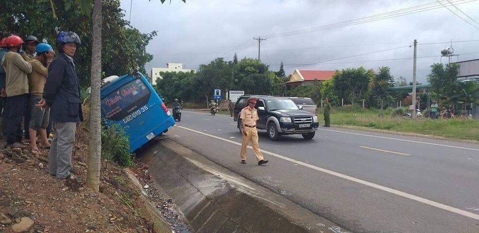 Xe khách tông xe máy rồi lật nghiêng, người dân đập cửa kính cứu hành khách - 1