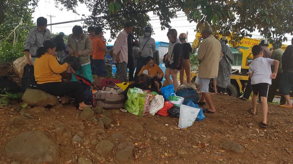 Xe khách tông xe máy rồi lật nghiêng, người dân đập cửa kính cứu hành khách - 5