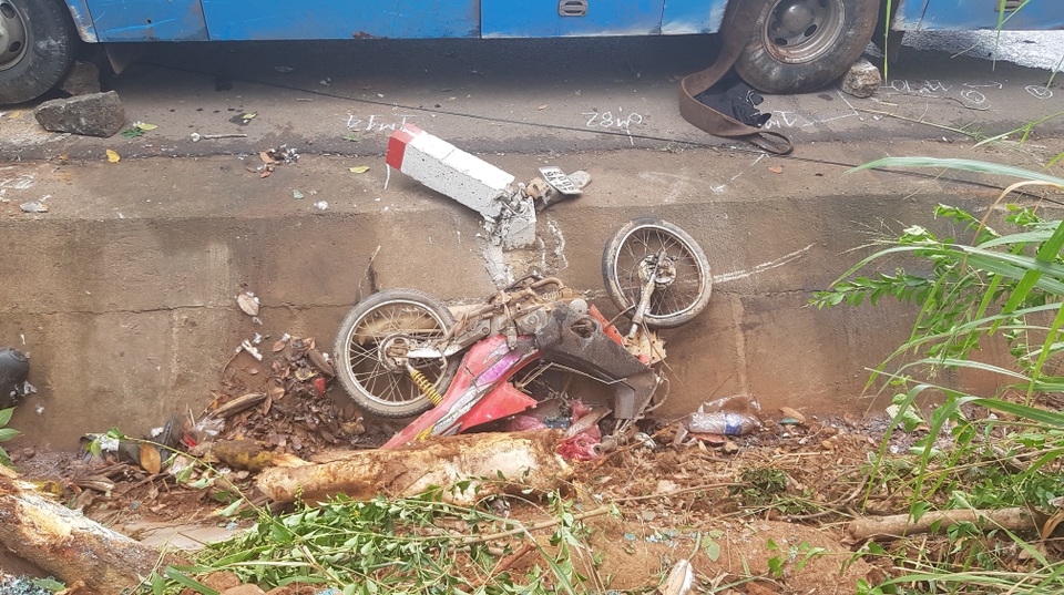 Xe khách tông xe máy rồi lật nghiêng, người dân đập cửa kính cứu hành khách - 3