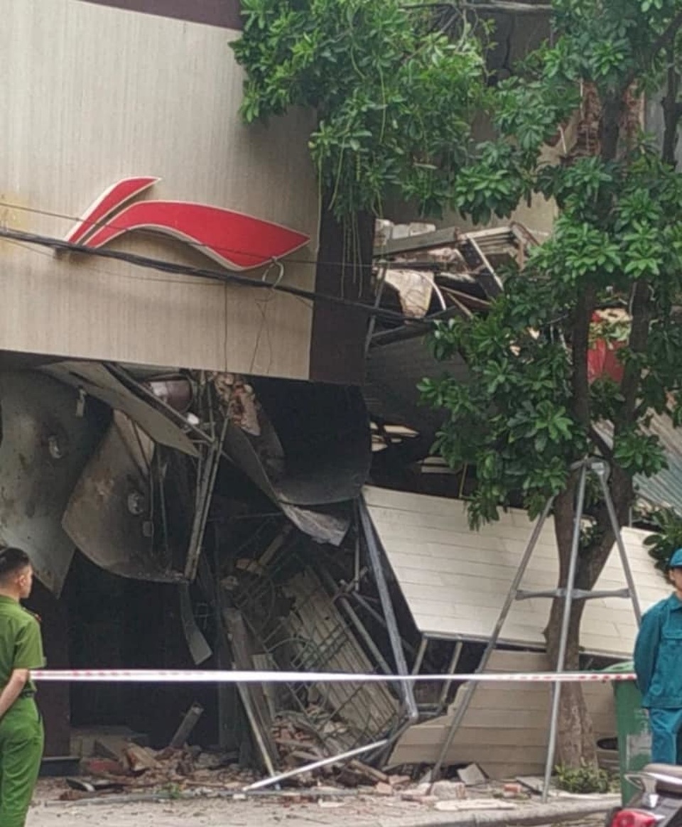 Hà Nội: Sập nhà trên phố Hàng Bông, giải cứu 1 người mắc kẹt - 2