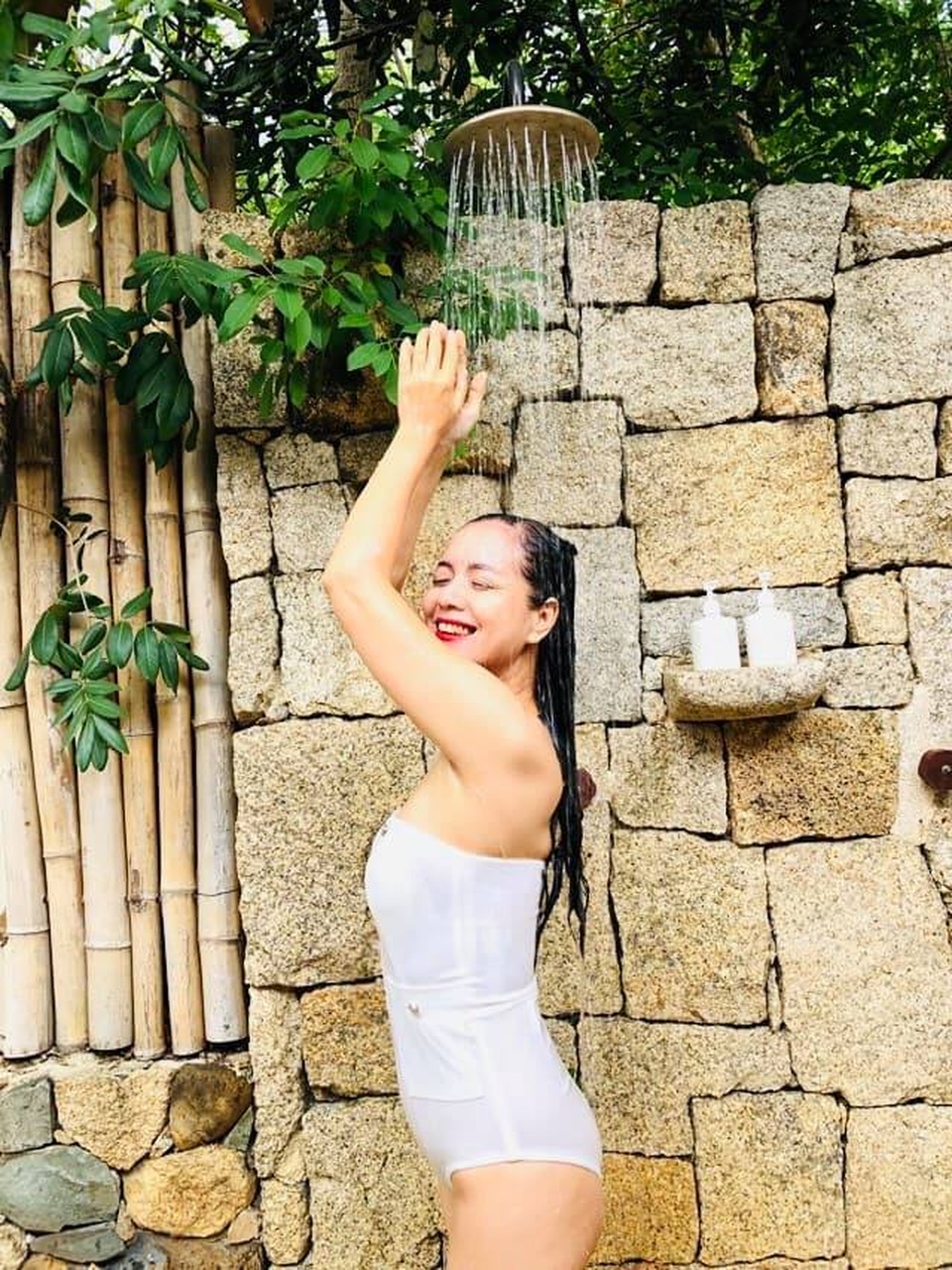 Nghệ sĩ Chiều Xuân diện áo tắm khoe thân hình thon gọn ở tuổi 52 - 1 Nghệ sĩ Chiều Xuân diện áo tắm khoe thân hình thon gọn ở tuổi 52 - 1