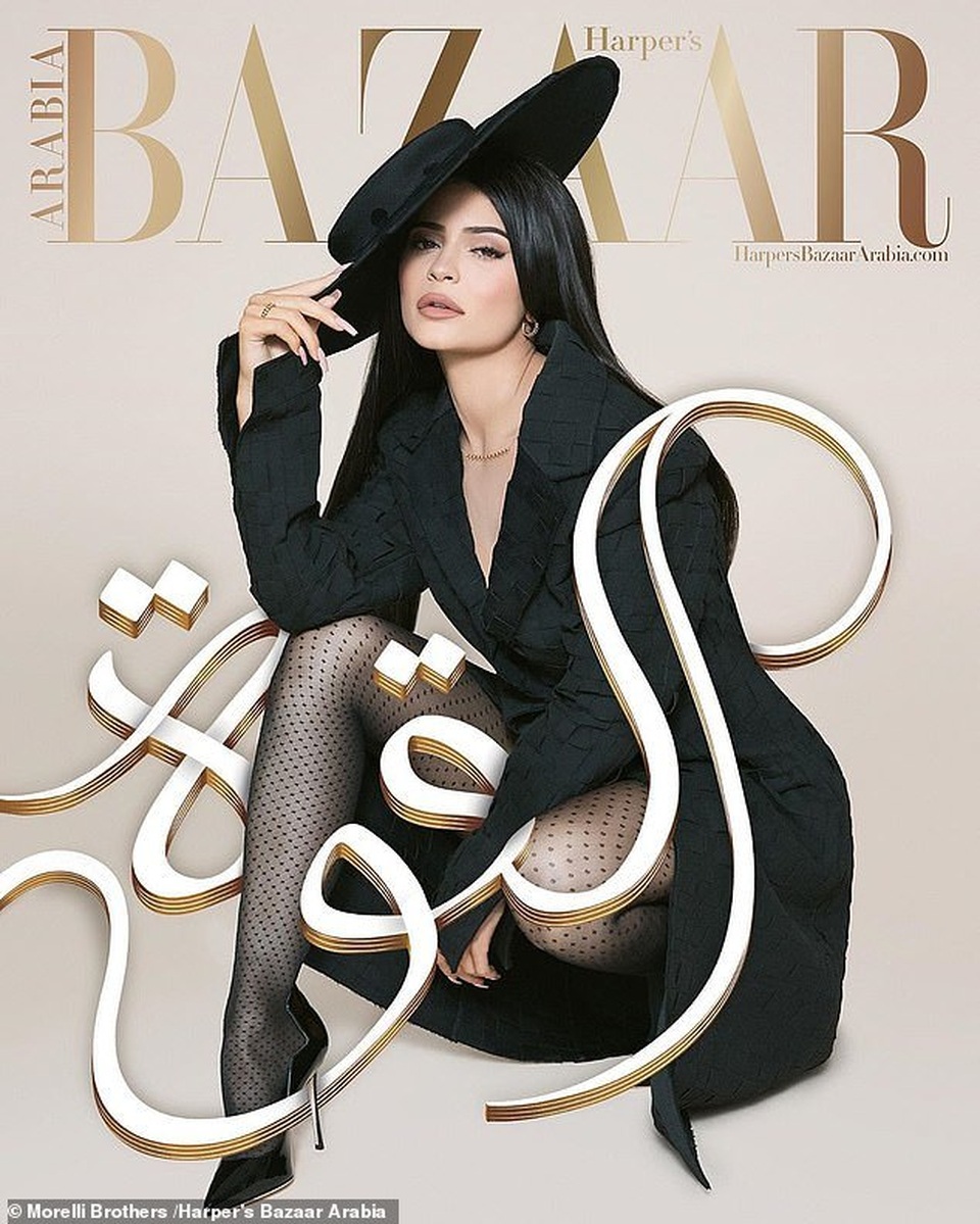 Kylie Jenner chụp hình thời trang cùng mẹ và con gái nhỏ - 4 Kylie Jenner chụp hình thời trang cùng mẹ và con gái nhỏ - 4