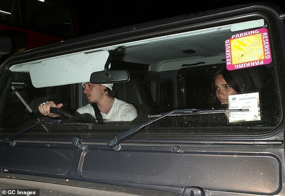 Brooklyn Beckham tươi tắn đưa bạn gái dự sự kiện - 8